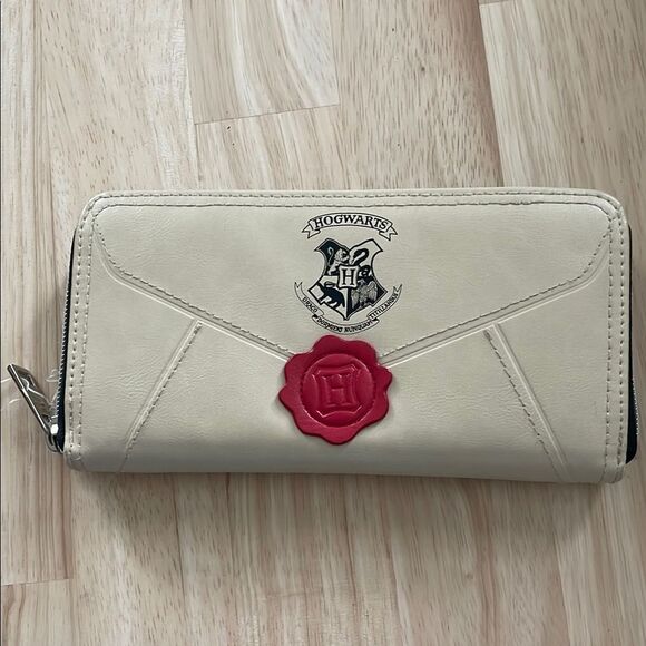 Warner Bros. Cream and Red Hogwarts Wallet - Picture 1 of 8